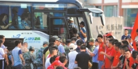 村民自发组队救援:游客是客人,得让他们平安回家 - 四川日报网