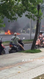 视频 | 突发！三圣乡成龙大道一面包车自燃，司机跳车 - Sichuan.Scol.Com.Cn