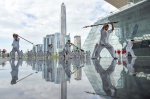 凭借着超强的科技创新和研发能力，深圳一次次走在经济发展的前列，在15 个副省级城市中，深圳上半年GDP 总量第二，增速第一。（ 视觉中国） - News.Sina.com.Cn