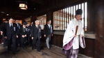 15日，日本数十名议员对靖国神社进行了参拜。 - News.Sina.com.Cn