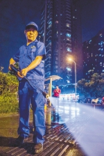 成都59岁环卫工最长一天工作近20小时 凌晨2时才下班 - Sichuan.Scol.Com.Cn