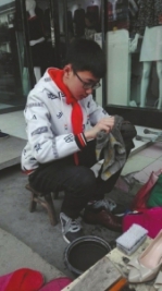 德阳13岁少年:帮父母摆摊擦鞋 给母亲按摩病足 - Sichuan.Scol.Com.Cn