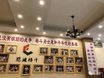 在位于成都的恩波格斗俱乐部办事处，墙上挂满了激励学员的横幅和获奖照片。       《等深线》记者  孔令春  摄影 - News.Sina.com.Cn