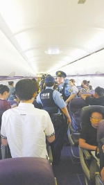 被滞留在飞机上的乘客 采访对象提供 - News.Sina.com.Cn