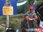56岁甘肃志愿者，每天在九寨沟免费“剪40个脑壳” - Sichuan.Scol.Com.Cn