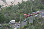 △23日下午，一辆大型货车被倒地的树木阻挡。摄影：蔡颂 - News.Sina.com.Cn