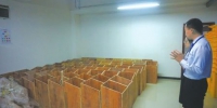 装修废旧板材制作成的垃圾桶。 - Sc.Chinanews.Com.Cn