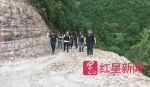 嫌犯被抓捕后带离。 - News.Sina.com.Cn