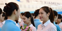 8月16日，首批台湾籍空中乘务员（右）接受厦航空中乘务员送上的欢 - News.Sina.com.Cn