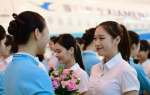 8月16日，首批台湾籍空中乘务员（右）接受厦航空中乘务员送上的欢 - News.Sina.com.Cn