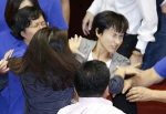 资料图：台湾女“立委”在议场扭打。（图据台媒） - News.Sina.com.Cn