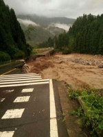 (彭州银白路)今日凌晨彭州突发山洪，银白路九银桥处水毁断道，目前雨大水大，暂时无法立即抢通。 - Sc.Chinanews.Com.Cn