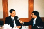 1994年，李广镇（左）接受采访 - News.Sina.com.Cn