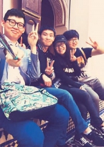 谢垠（左四）和朋友在一起。 - News.Sina.com.Cn