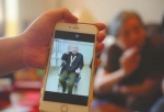 28日，家属向记者展示耿志文老人2015年观看纪念抗战胜利阅兵时的照片。 - Sc.Chinanews.Com.Cn
