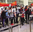 黄之锋（右一）和罗冠聪（右二）等今年初赴台参加“台独”组织举办的会议，数十市民到机场抗议他们搞乱香港（图源：香港大公网） - News.Sina.com.Cn