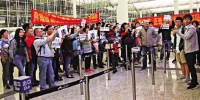 黄之锋（右一）和罗冠聪（右二）等今年初赴台参加“台独”组织举办的会议，数十市民到机场抗议他们搞乱香港（图源：香港大公网） - News.Sina.com.Cn