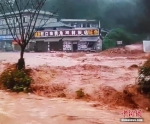 四川雅安强降雨造成山洪冲向道路(资料图)。雅安宣传部 供图 - Sc.Chinanews.Com.Cn