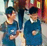 两名涉事者年约二十多岁，其中一人戴眼镜，穿白恤衫、深色毛衣及浅色长裤；另一人穿深色T恤及长裤，面露笑容。（图源：香港头条日报） - News.Sina.com.Cn