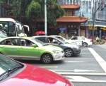 开车等红灯时，成都不少司机在耍手机 - Sichuan.Scol.Com.Cn
