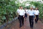 △ 张庆伟（前排左一）到东北农业大学 - News.Sina.com.Cn