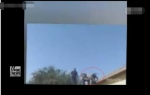 就在此时，老爷子手一推，一把将嫌犯“送”下了屋顶。然后被等在下面的警察拷走了。 - News.Sina.com.Cn