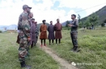 身穿不丹民族服装的印度军人  - News.Sina.com.Cn