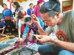 来自甘孜县的藏族男孩多秋次(右一)学习刺绣。现在跟随杨华珍学习织绣的有50多名工艺美术师、大学研究生。 - Sc.Chinanews.Com.Cn