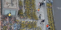 共享单车企业热点区域抢车位 堵塞街道行路难 - Sichuan.Scol.Com.Cn