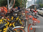 共享单车企业热点区域抢车位 堵塞街道行路难 - Sichuan.Scol.Com.Cn
