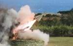 台军6月在九鹏基地进行鹰式飞弹测考时，2枚发射后在沙滩上空爆炸。（图片来源：台湾《联合报》） - News.Sina.com.Cn