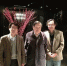 图1 杨振宁先生与薛其坤（左）、王亚愚（右）合影。  本文图均为 微信公众号：中国物理学会期刊网 图 - News.Sina.com.Cn