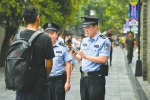 “帅教”守护宽窄巷这5年：民警一口流利英语 也成为名片 - Sichuan.Scol.Com.Cn