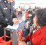 资料图：2010年2月9日，孟耀武在北京西站候车厅进行客票调查。 - News.Sina.com.Cn