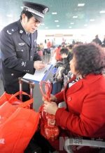 资料图：2010年2月9日，孟耀武在北京西站候车厅进行客票调查。 - News.Sina.com.Cn
