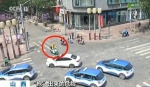 紧接着的这位送餐员，不仅闯灯过马路，而且被卡在两条车流中间，进退两难。 - News.Sina.com.Cn