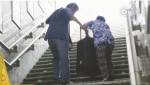 老人提行李箱上下楼梯 成都人“搭把手”传播正能量 - Sichuan.Scol.Com.Cn
