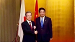 中国驻日本大使程永华与安倍首相在会场入口处合影。 - News.Sina.com.Cn