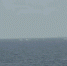 我军舰监视镜头下的疑似海盗小艇。本文图片均来自“当代海军”微信公众号 - News.Sina.com.Cn