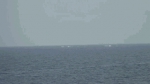 我军舰监视镜头下的疑似海盗小艇。本文图片均来自“当代海军”微信公众号 - News.Sina.com.Cn