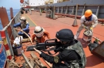 特战队员组织“泰华海”轮船员进行反海盗演练。 - News.Sina.com.Cn