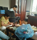 原房主家人在清点钱物。图片由警方提供 - News.Sina.com.Cn