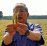 川崎广人比较不同肥料下小麦的生长情况。受访者供图 - News.Sina.com.Cn
