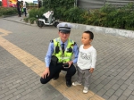 2岁小男孩捡到1角纸币 坚持交到警察叔叔手里边 - News.Sina.com.Cn