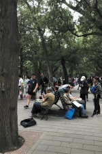 10月1日，中山公园北端筒子河岸边聚满了拿着简历信息来为子女相亲的家长。每到周四和周日下午，这里就人流密集，是京城有名的“相亲角”。新京报记者江南摄 - News.Sina.com.Cn