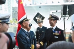 王仲才与英国皇家海军海上部队司令Alex Burton聊得很开心。 - News.Sina.com.Cn