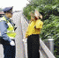 民警拦下在应急车道上行走的女子。 “成都交通运输”微博 图 - News.Sina.com.Cn