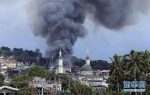 6月27日，在菲律宾南部棉兰老岛马拉维市，一处遭空袭地点升起浓烟。菲律宾政府27日拒绝反政府武装“穆特组织”此前提出的人质交换条件，并表示“与恐怖分子没有谈判”。 - News.Sina.com.Cn