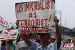 2014年，菲律宾民众高举“美国帝国主义是头号恐怖分子”的标语 - News.Sina.com.Cn
