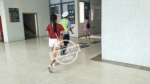 一家人假期自驾 2岁娃疑自己打开车门摔下身亡 - News.Sina.com.Cn
